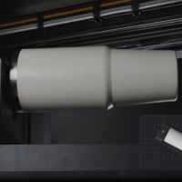 Stampa su oggetti spessi con la xTool O1 Omni Printer Single UV